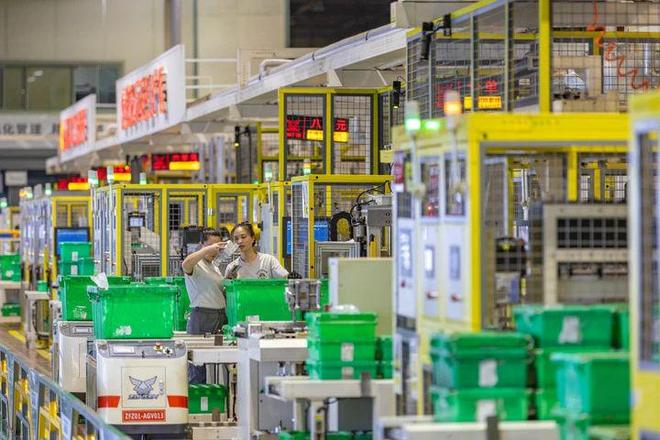 在重庆宗申产业集团有限公司，工作人员在发动机生产线上作业 黄伟 摄