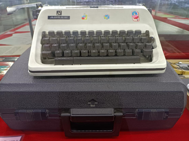 　蒋筑英为光机所购买的打字机  资料照片