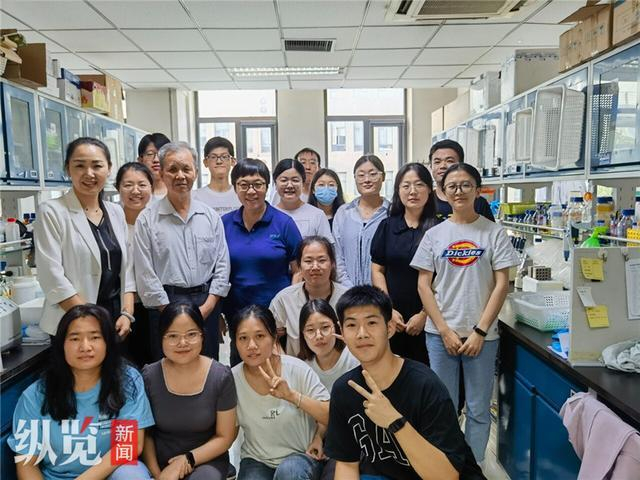 2023年9月，孙大业（第二排左二）与年轻师生们在一起。 河北师范大学生命科学学院供图