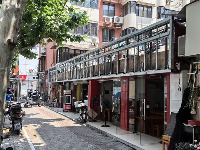 浦城路592号这一排店铺店招正在改造中，图为一体化的钢结构刚安装完成。