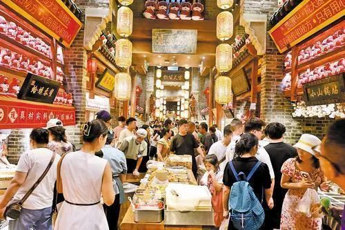 7月12日，有着“美食博物馆”之称的唐山宴吸引了大批游客，烟火气扑面而来。河北日报记者 赵杰 摄