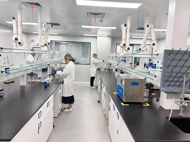 科研人员在拨康视云苏州高新区中试基地进行测试 受访者供图