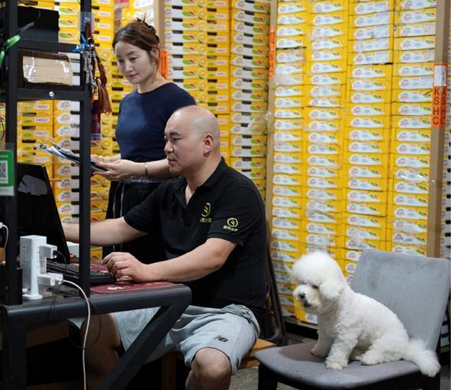 李楠每日都会与平台运营人员保持联系和对接。周良波丨摄