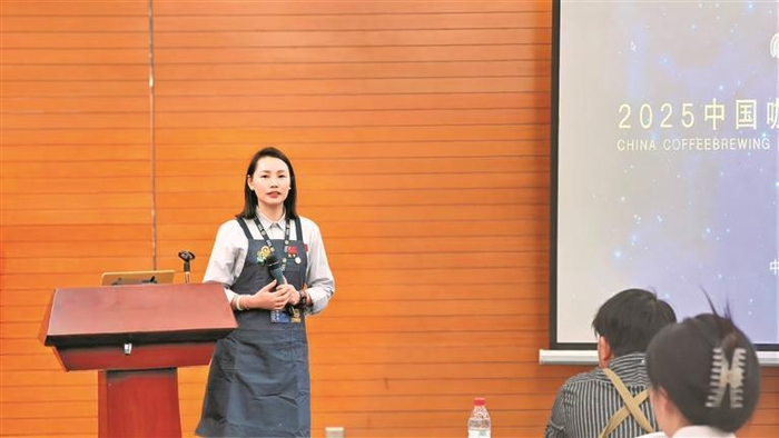 吾界咖啡主理人强华参加2025中国咖啡联盟评审培训会。（受访者供图）
