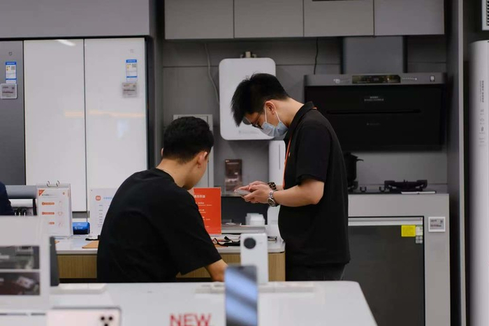 在部分小米门店，购买镜框后店员会指引你去附近的眼镜店完成配镜