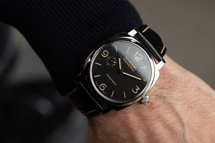 这种表盘外围包裹圆润矩形的造型一般被称为枕形表壳（cushion case）