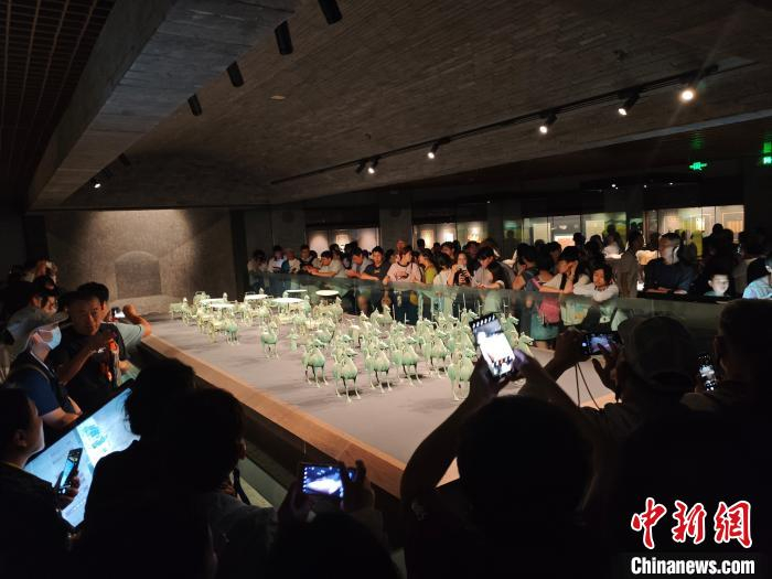 图为台胞青年在甘肃省博物馆参观。申志波 摄