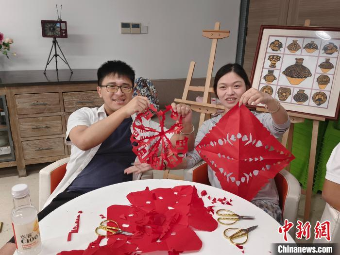 7月12日，台胞青年在兰州市体验非遗剪纸。申志波 摄