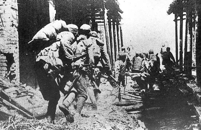 中国军队与日军展开激烈巷战 图片来源：中国人民抗日战争纪念馆