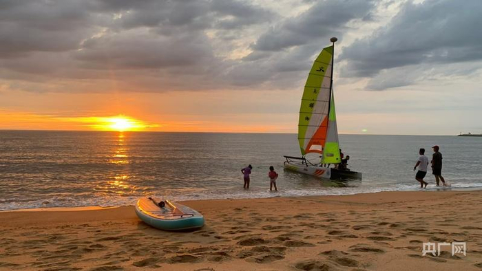 夕阳下游客准备扬帆出海（央广网发 符德福 摄）