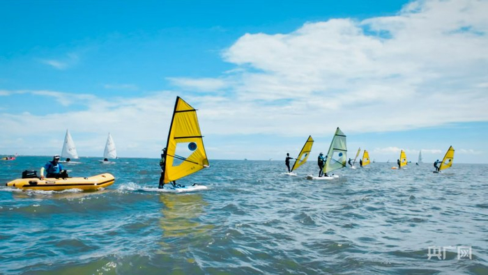学员们进行帆板训练（央广网发 顾博文 摄）