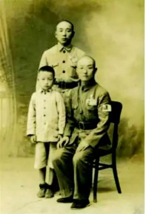 邹邵孟（右）与长子邹汝宁（左）