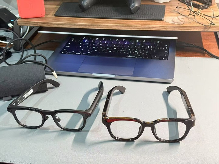 雷鸟 V3 Slim（左）与小米智能眼镜（右）｜Gabriel