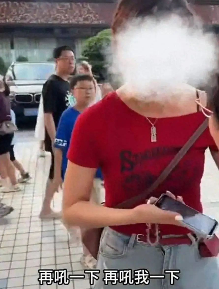 此前洪崖洞与游客发生冲突的红衣女子。图片来源于网络