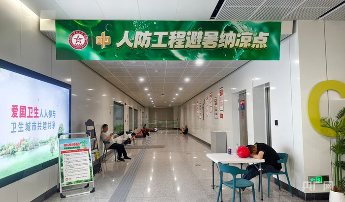 郑州市民和户外工作者在地铁站内休息（央广网记者  郝振青  摄）