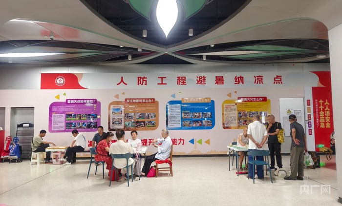 郑州市民在地铁站内纳凉（央广网  郝振青  摄）