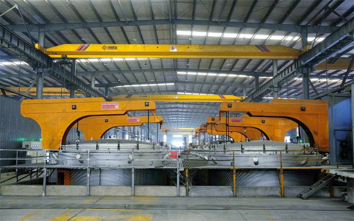 7月7日，位于邢台市任泽区龙泉剑集团-厚力五金产业园的共享车间内，全自动电窑正在对线材进行热处理。