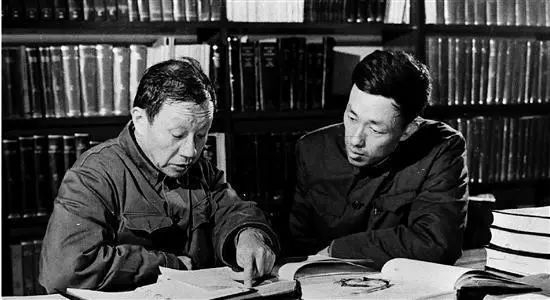 蒋筑英（右）与导师王大珩在研究工作  资料照片 