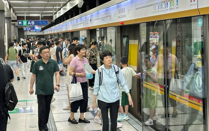 北京地铁6号线南锣鼓巷站，乘客排队上下车。新京报记者 裴剑飞 摄