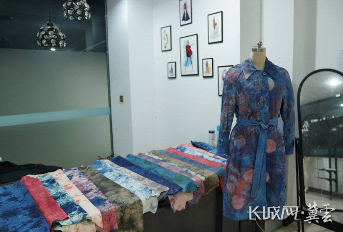 衣植染皮革面料和成衣。长城网·冀云客户端记者 富心迪 摄