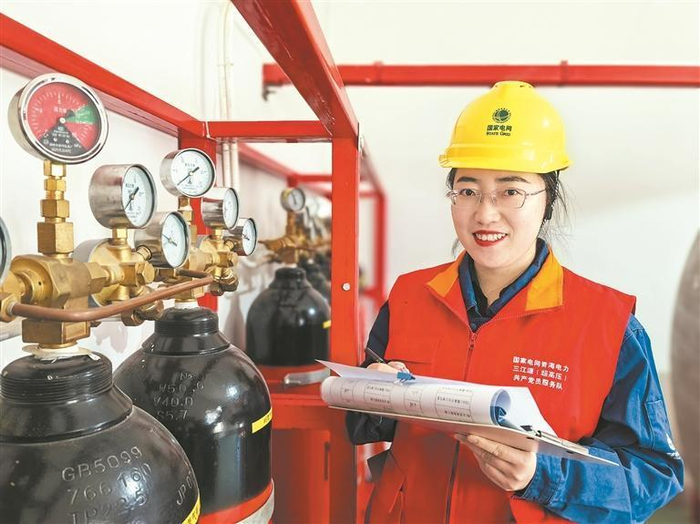 吴嘉楠在750千伏西宁变电站开展设备巡视。 国网青海超高压公司供图