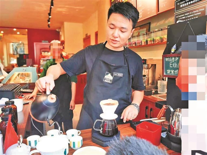 高原家咖啡主理人张晟晖冲泡咖啡。 （受访者供图）