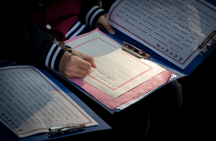 青少年学生参与抄写家书活动 摄影孔闯