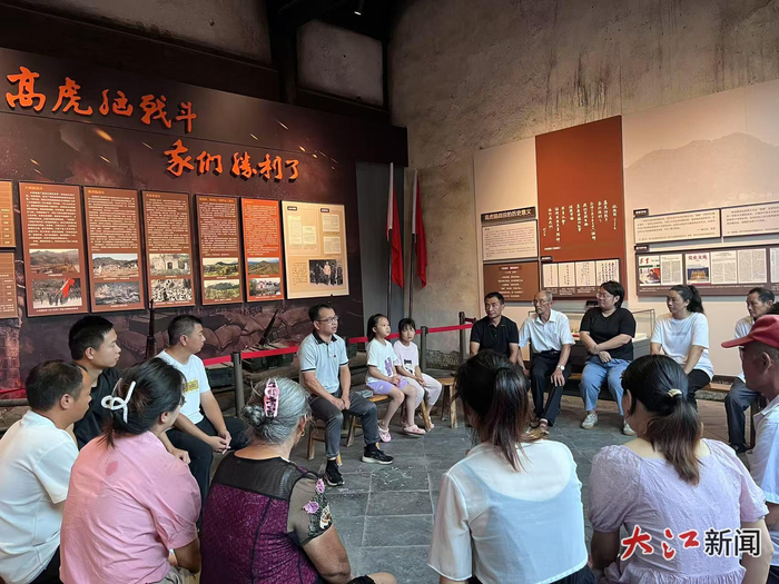 （“红莲1+1”宣讲队正在讲红色故事）