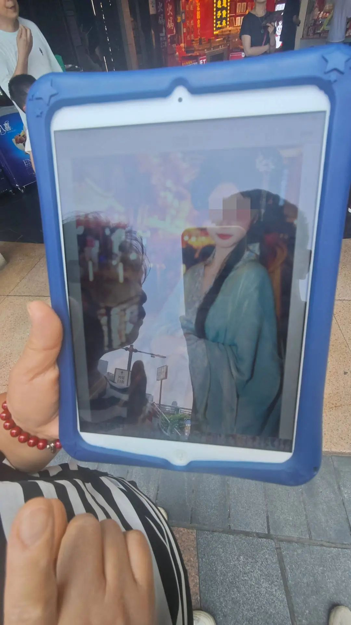 洪崖洞摄影商户向记者介绍拍照项目。