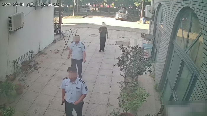 ▲7月14日，工作人员抵达饭店