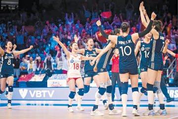 女排3比2逆转美国队国际排联供图