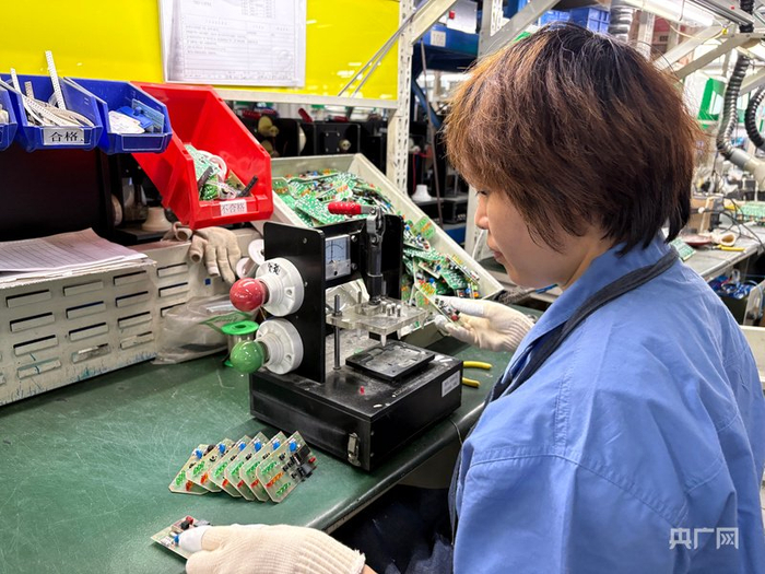 彩虹集团开关车间内，工人正检验电热毯开关半成品是否合格（央广网发  见习记者  唐诗敏  摄）