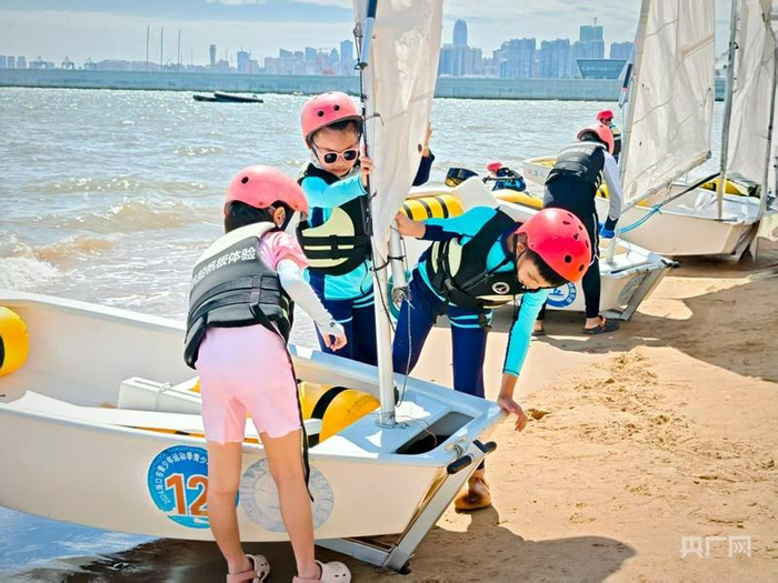 孩子们体验帆船运动（央广网记者 蔡文娟 摄）