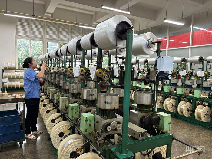 彩虹集团制线车间（央广网发  见习记者  唐诗敏  摄）