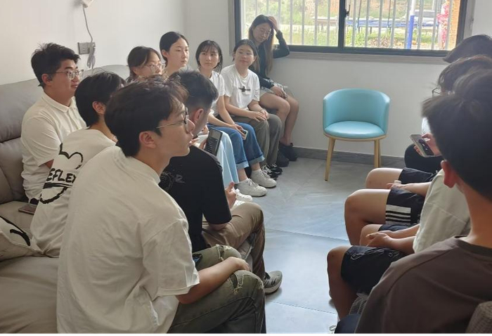 图 2团队成员在会议室商讨  （吴昊供图）