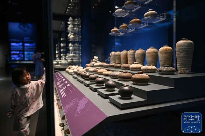 在“八百年守候——西沙华光礁Ⅰ号沉船特展”上展出的众多小口陶瓶和酱釉小口罐。图源于新华社