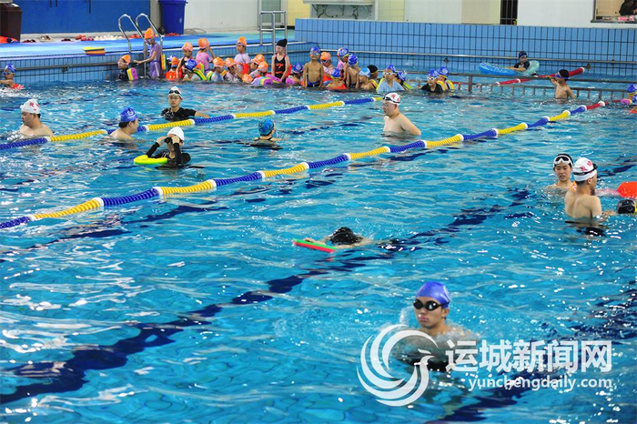 7月9日，万荣县锦绣凤城游泳馆里，学员们在教练的指导下进行训练。 特约摄影 张怀心 董智利 摄