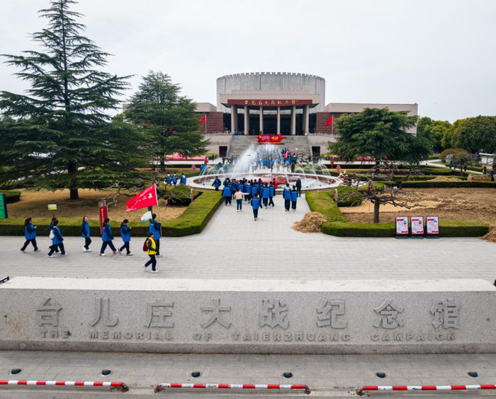 台儿庄大战纪念馆前的研学队伍 摄影孔闯