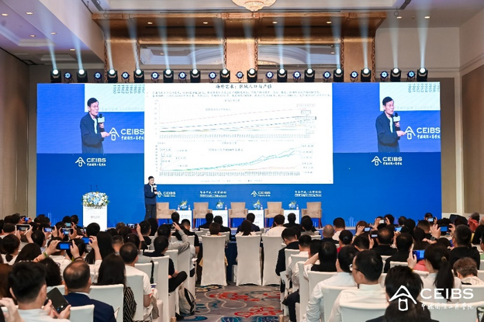 图为中金公司原总裁兼首席执行官、清华大学管理实践访问教授朱云来发表主旨演讲