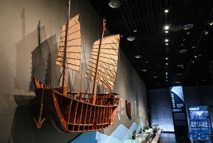 资料图：在“八百年守候——西沙华光礁Ⅰ号沉船特展”上拍摄的福船模型。图源于新华社