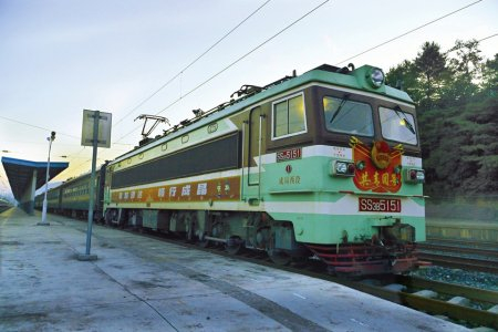 SS3B-5151号牵引“慢火车”穿梭在老成昆线上。中国铁路成都局集团西昌机务段供图
