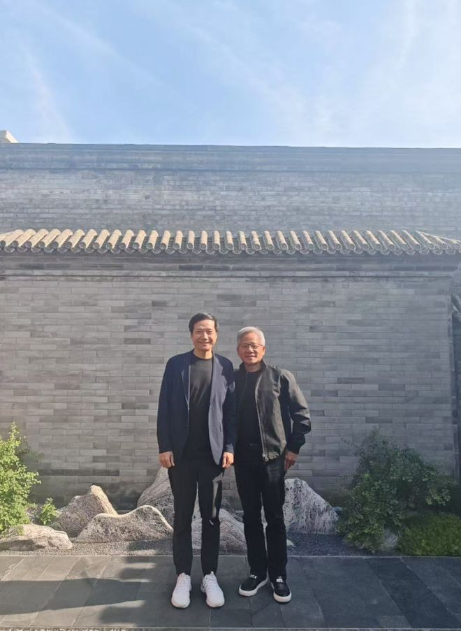 网络流传的黄仁勋与雷军的合影 图片来自网络