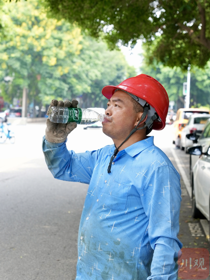 电力抢修人员高温作业后饮水。