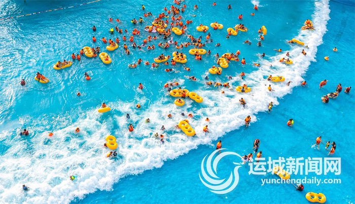 在闻喜晋水湾水上乐园冲浪区，游客仿佛置身于大海之中，感受冲浪的刺激与乐趣。记者 闫 鑫 摄