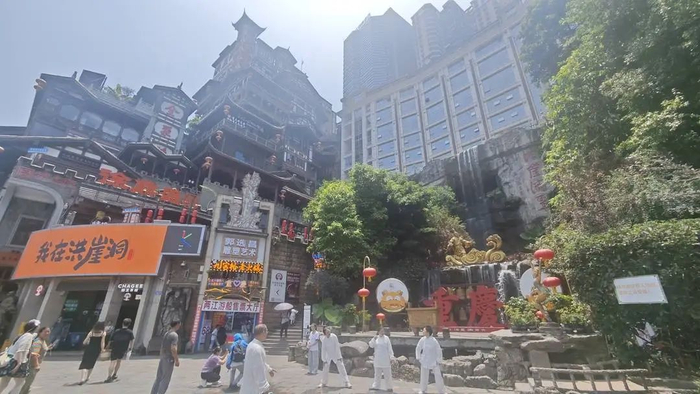 记者走访洪崖洞景区。