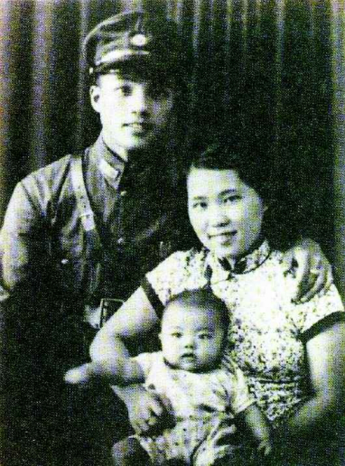 何信与妻儿合影