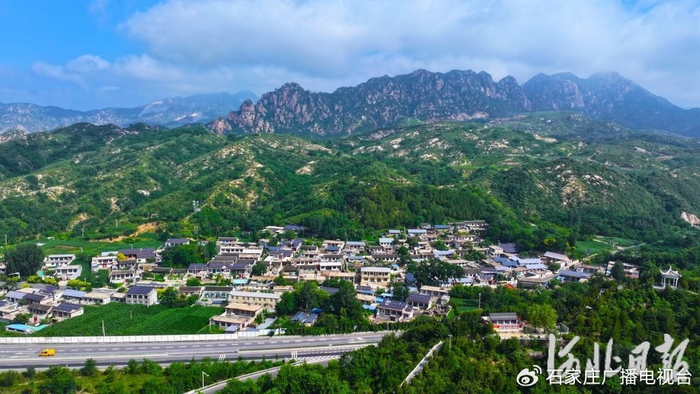 7月4日，无人机航拍的涞源县黄土岭村。河北日报记者史晟全摄
