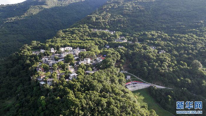航拍阿尼么村（7月10日摄）。新华网发（刘东 摄）