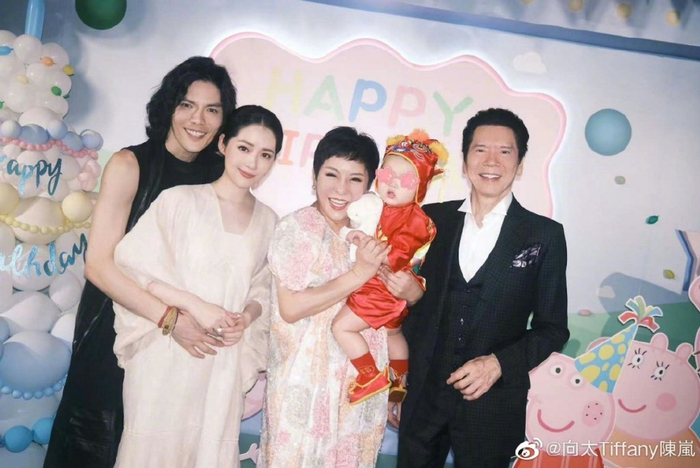 向佐与郭碧婷在2019年结婚。（微博图片）