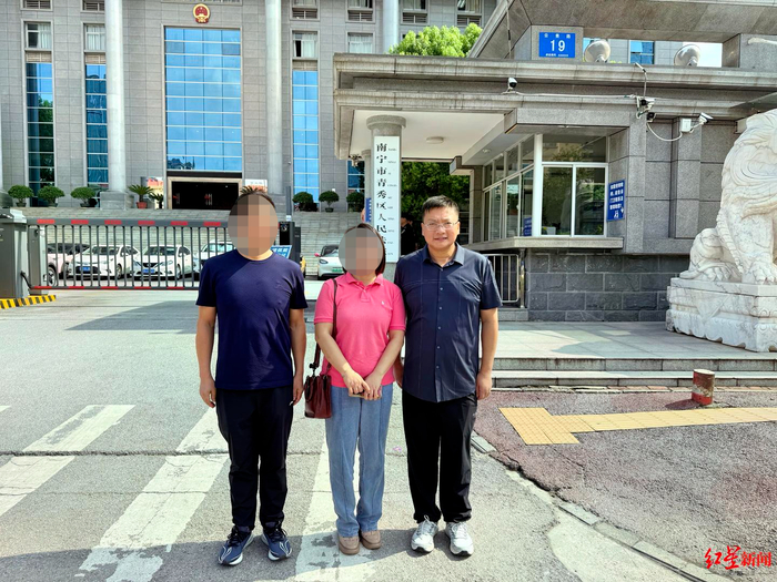 ▲周兆成律师（右一）和一被害储户（左一）